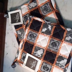 NWT.  MUST $15 BUNDLE.  Halloween Potholders (2)